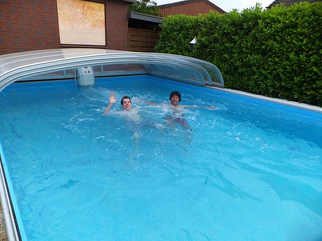 ドイツのお金持ちのお家のプールで遊ばせてもらいました