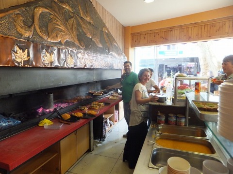 ローカルなレストランの店員さんたち：イスタンブール