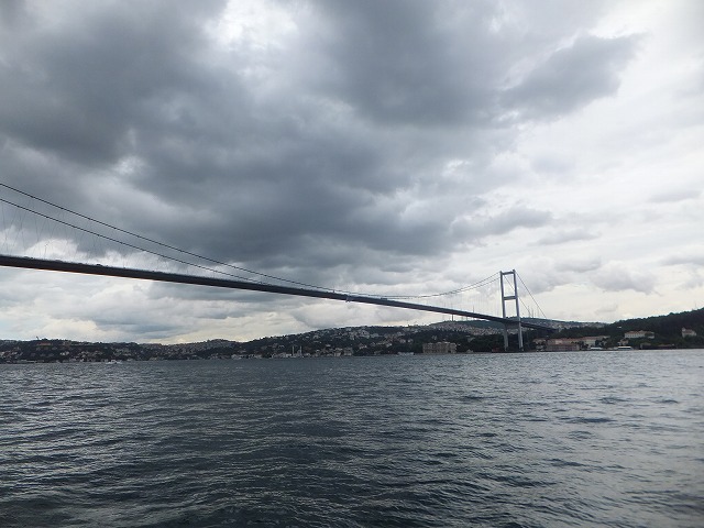ボスポラス大橋を船から