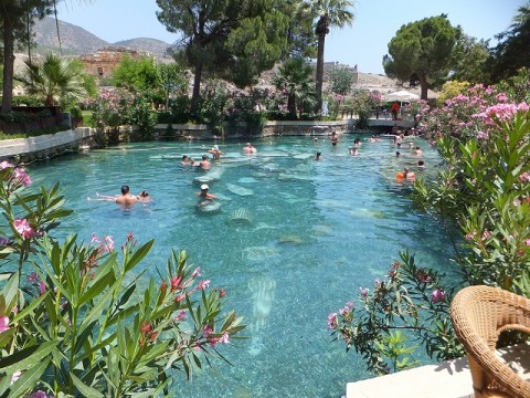 パムッカレ温泉、下にはゴロゴロと古代遺跡が