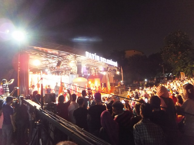 トルコ、ラマダンの夜の野外ライブ