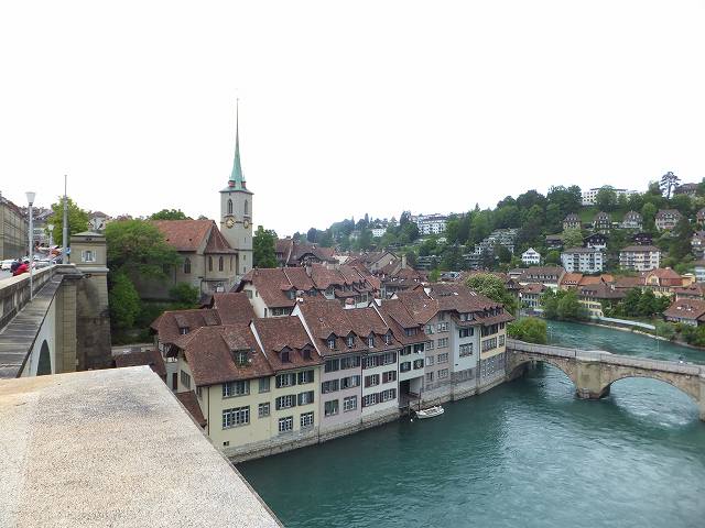 ベルン旧市街の川と家々