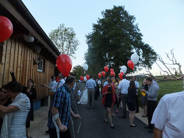 ヘリウムガスの入った風船に手紙をつけてます：スイスの結婚式