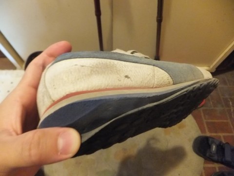 旅行でスニーカーのソールが壊れる