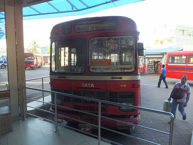 ネゴンボからクルネーガラ行きの長距離バス