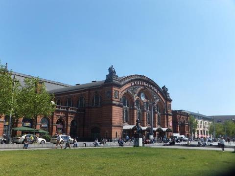 立派な作りのブレーメン駅前