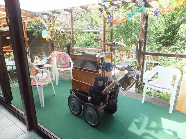 大道芸でよく見る、手回しオルガン、ストリートオルガン