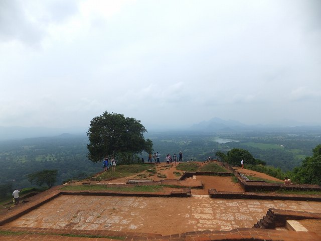 シギリヤロック頂上の王宮跡：スリランカ旅行