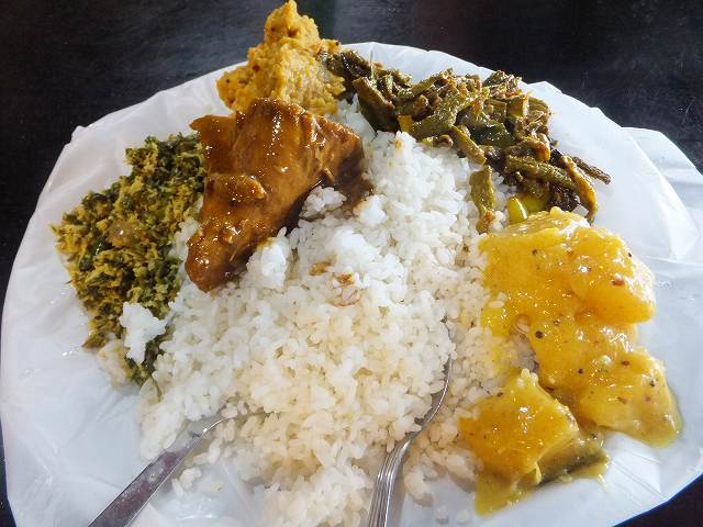 ダンブッラの定食屋で食べたランチ：スリランカ旅行