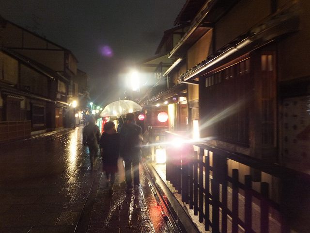 祇園夜の路地を散歩：京都
