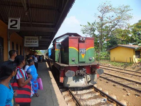 やってきました！スリランカ鉄道