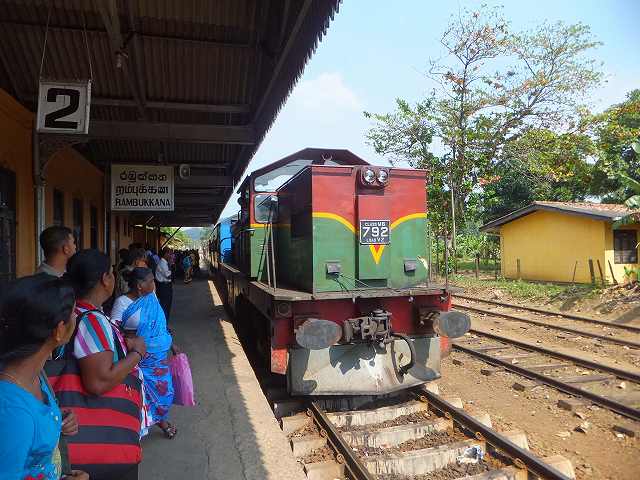 やってきました！スリランカ鉄道