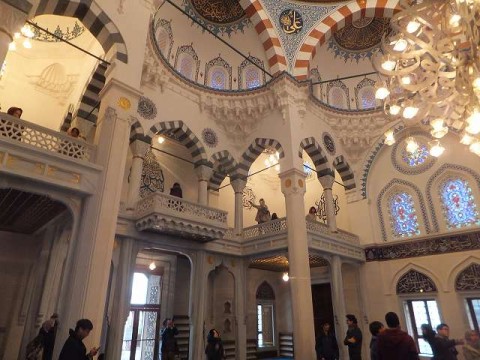 モスク2階は女性用の礼拝スペース