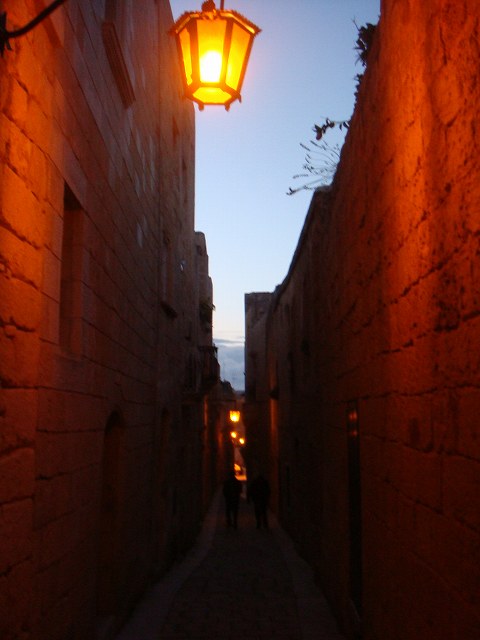 オレンジに灯るランプとメディナの街並み