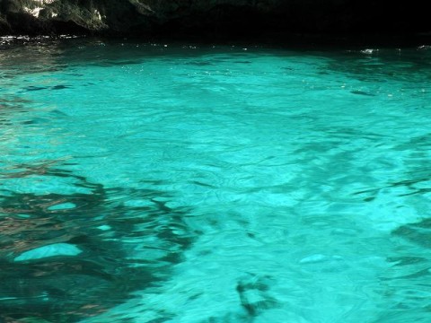 ブルーグロット：青く光る水面！