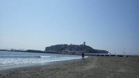 江の島が見える海岸をのんびり
