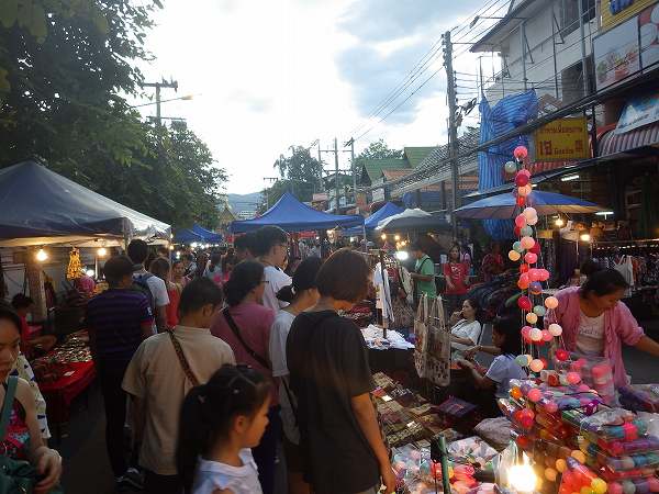 チェンマイサンデーマーケットの景色