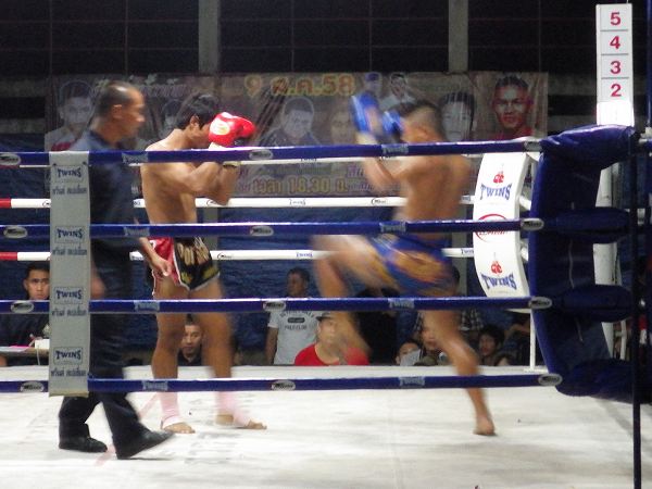 タイ国技ムエタイの試合：inチェンマイ