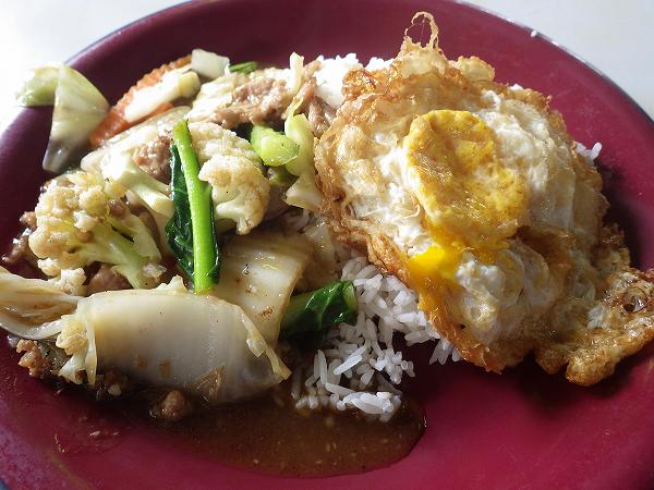 野菜炒めと目玉焼き:タイごはん