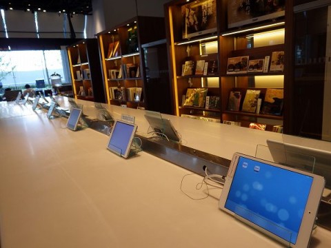 アイパッドや本が用意されております:カフェラボ大阪店