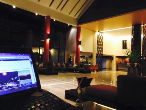 ホテルのロビーでノマド作業中♪