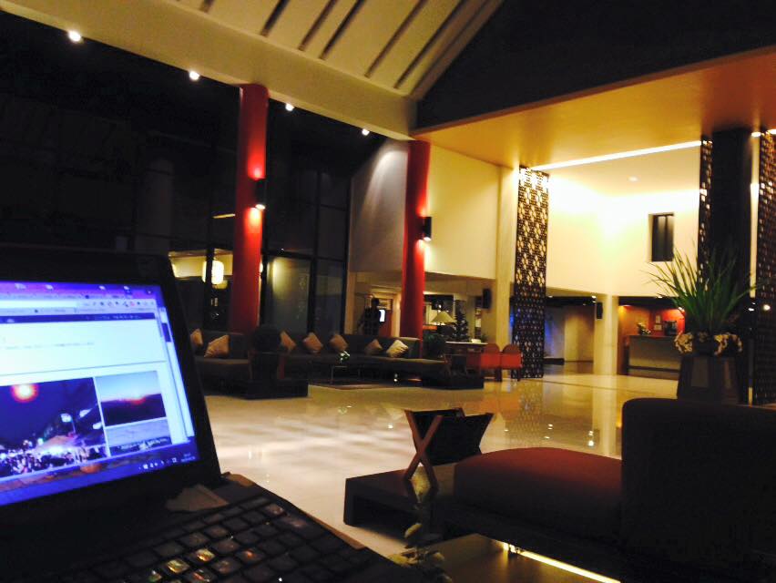 ホテルのロビーでノマド作業中♪