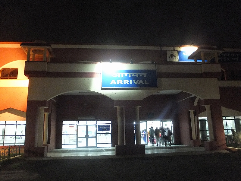 インドラクナウ空港に到着です！オンラインビザは…