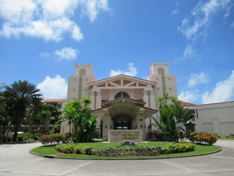 レオパレスリゾートグアムのロビー＆ホテルの建物