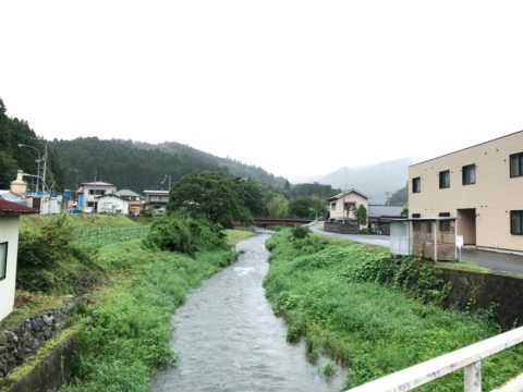 花見山ハウス・シェアハウスの前の景色・川