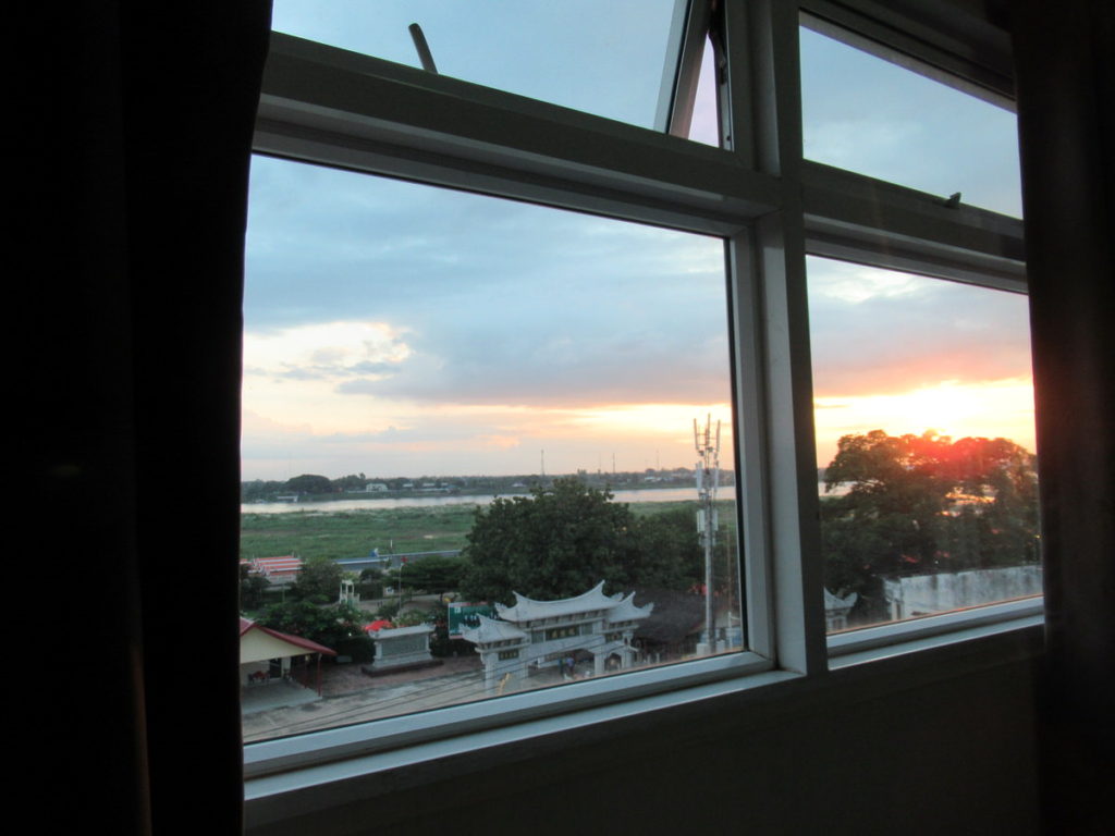 窓からメコン川が見えるヴィエンチャンのホテル・Vホテル