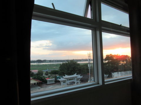 窓からメコン川が見えるヴィエンチャンのホテル・Vホテル