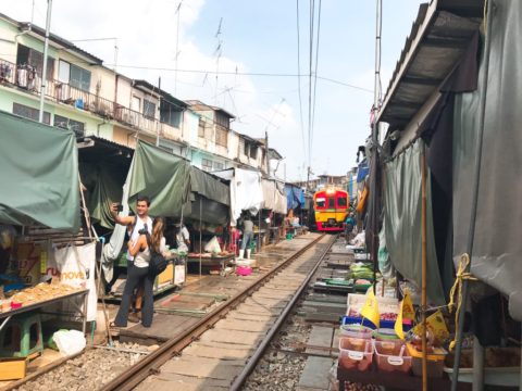 電車が近づいてくる！メークロン市場