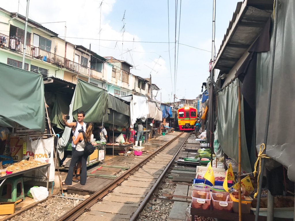 電車が近づいてくる!メークロン市場
