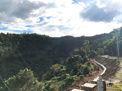 遠くから見るタマラオの滝