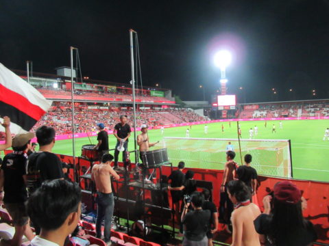 白熱のゴール裏応援団：ムアントンユナイテッド