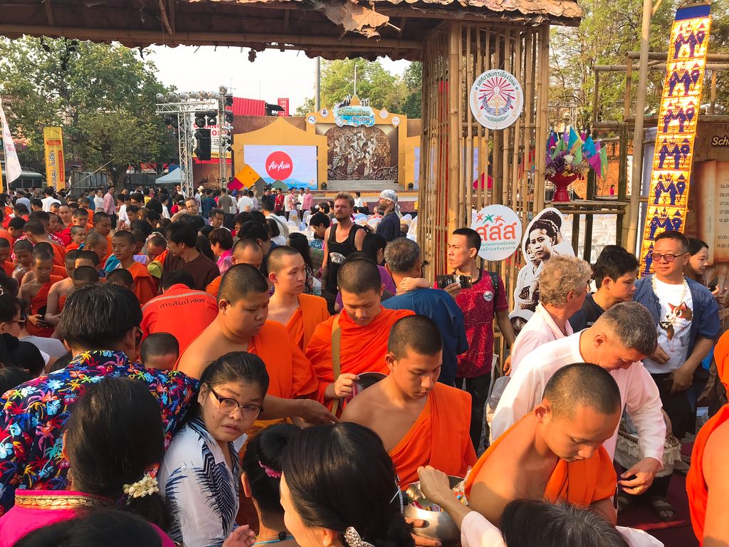 朝のターペー門の托鉢の様子・チェンマイ・ソンクラーン３