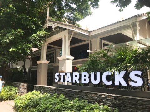 バンコクチットロムにある一軒家風のおしゃれスタバ５