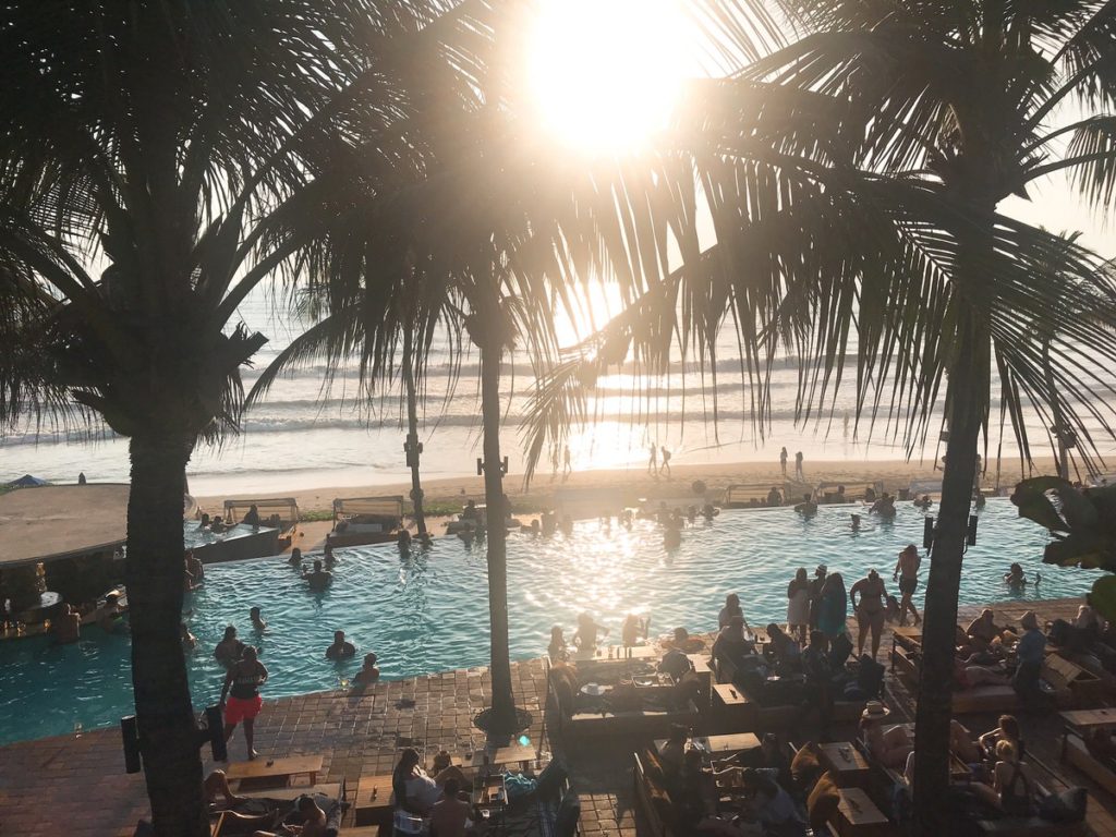 夕日・ポテトヘッドビーチクラブ